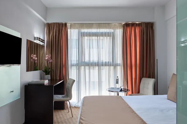 غرفة قياسية بسرير كوين مع أريكة، Breeze Boutique Hotel 2/3