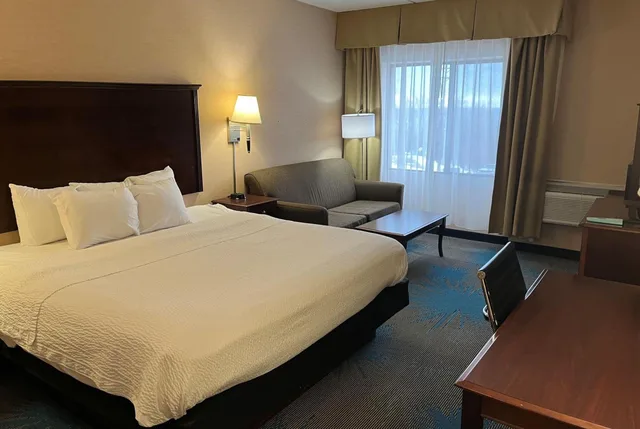 غرفة بسرير كينج مع أريكة، Days Inn by Wyndham Duluth Lakewalk 2/5