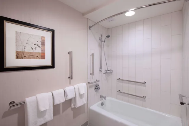 غرفة بسرير كوين لذوي الإعاقة، Doubletree By Hilton Hotel Portland 2/2