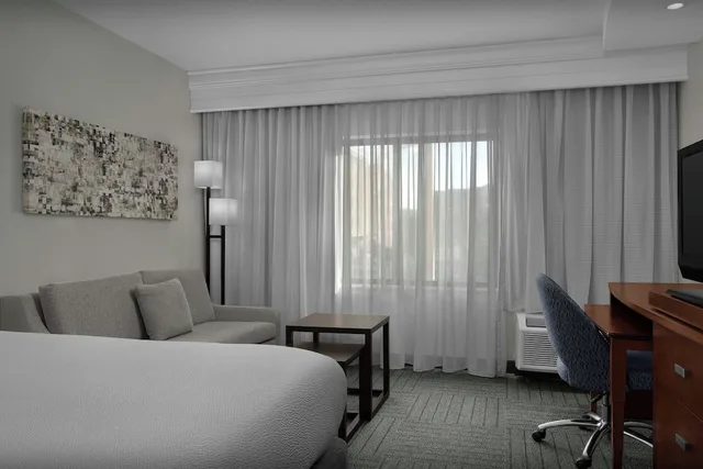 غرفة بسرير كينج مع أريكة، Courtyard Greensboro Airport 2/10