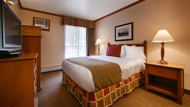 غرفة بسرير كوين بإطلالة على الجبل، Edgewater Hotel Seward 1/2