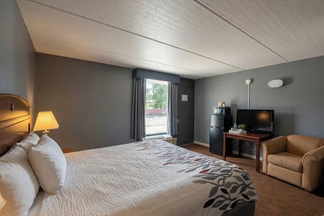 غرفة بسرير كينج لذوي الإعاقة، 8 Inn Americus Near Albany I 75 2/10