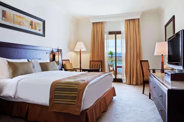 غرفة ديلوكس بسرير كينج بشرفة بمنطقة جلوس، Hilton Luxor Resort and Spa 1/4