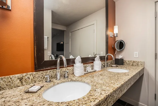 غرفة بسرير كينج بإطلالة على الجبل، Red Mountain Resort 4/4