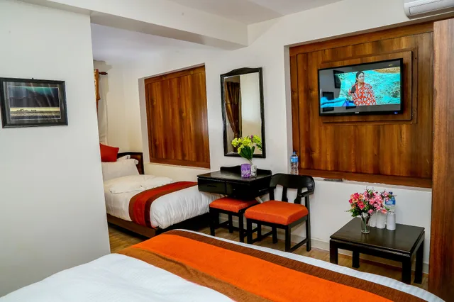 Family, 1 Double and 1 Single Bed, Hill View، Hotel Himalayan Oasis 4/10