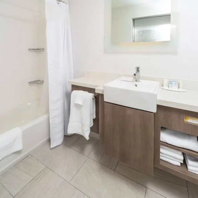 جناح بسرير كينج وسريرين كوين بغرفة نوم واحدة مع سرير سحّاب إضافي مع أريكة، SpringHill Suites by Marriott Island Park Yellowstone 3/5