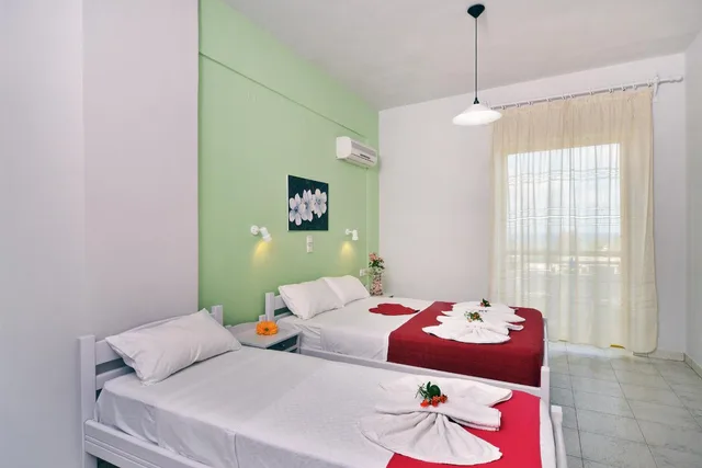 غرفة ثلاثية، Nereides Hotel 2/10