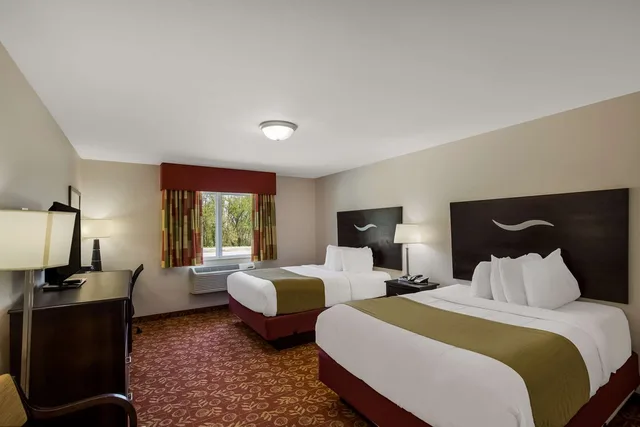 غرفة بسريرين كوين يُسمح فيها بالحيوانات الأليفة، SureStay Hotel By Best Western Whittington 1/5
