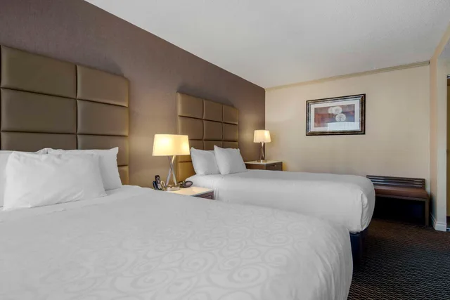 غرفة ديلوكس بسريرين مزدوجين بشرفة في طابق منخفض، Best Western Premier Chateau Granville Hotel and Suites and Conf. Centre 3/4