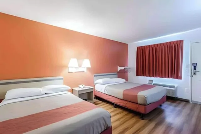 غرفة قياسية بسريرين مزدوجين، Motel6 Modesto, CA 3/4