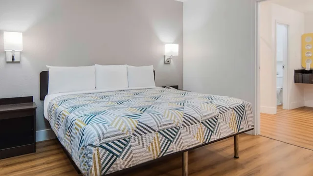 غرفة قياسية بسرير كينج، Motel6 Addison, TX - Dallas 8/10