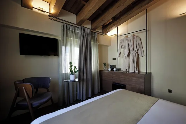 Room, Queen Bed, Outdoor Jetted Tub, Attic، Athens 1890 Boutique Hotel & Spa 3/7