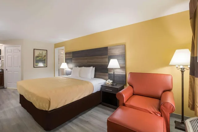 Room, King Bed, Exterior Entrance, Smoking، Quality Inn & Suites Greensboro near Lake Oconee 3/3