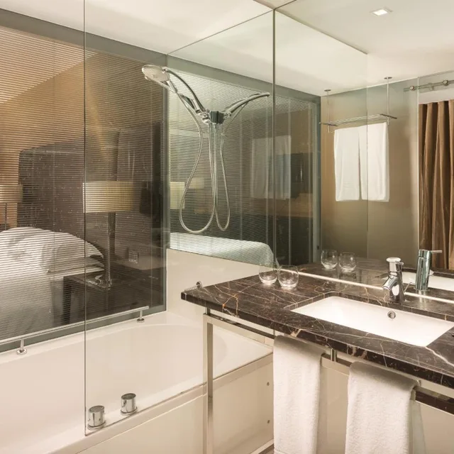 Guest Room, Deluxe, Twin Beds, Pool Access، SHERATON LISBOA HOTEL AND SPA 2/3