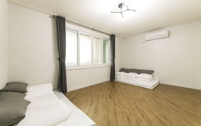 غرفة بريميوم عائلية بفراش فوتون وسريرين منفصلين، Busan View Hotel Busan Station 1/4