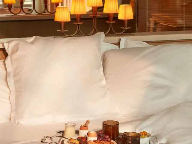 غرفة سيغنتشر بسرير كينج بإطلالة على الفناء، Mondrian Bordeaux Hotel des Carmes 5/7