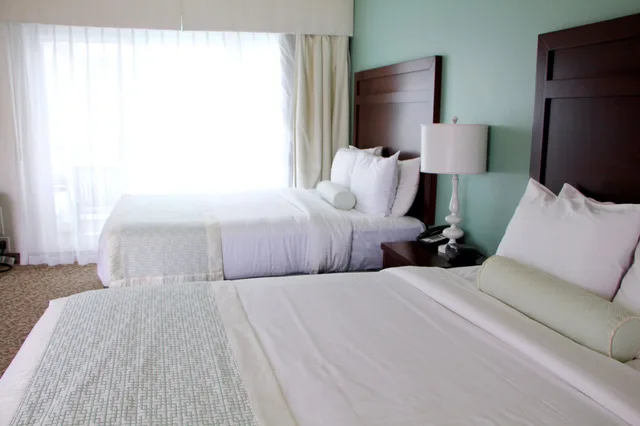 غرفة قياسية بسريرين كوين بإطلالة على المسبح، Capri Laguna Inn On the Beach 2/6