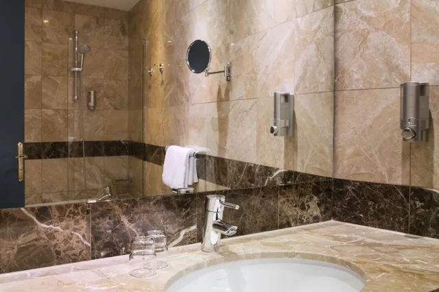 غرفة قياسية بسرير مزدوج بحوض استحمام، Hotel Saint Germain 9/10