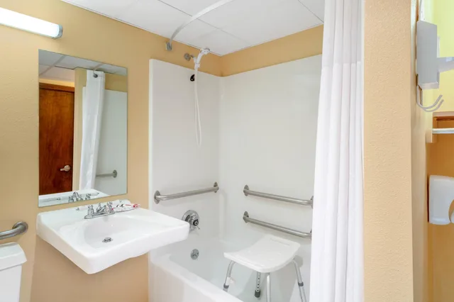 غرفة بسرير مزدوج لذوي الإعاقة، Days Inn by Wyndham Scranton PA 4/4