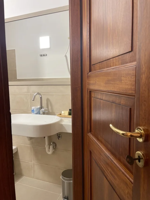 غرفة بسريرين مزدوجين بإطلالة على البحر، Hotel Villa de Pasquale 5/6