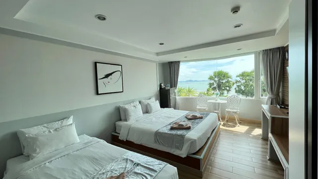 جناح تنفيذي ثلاثي بسرير مزدوج وسرير فردي بإطلالة على البحر، The Beach Front Resort Pattaya 2/3