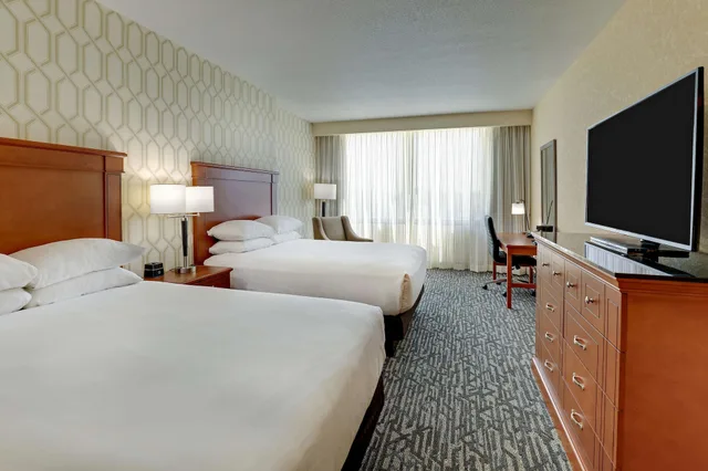 جناح بسريرين كوين بغرفتين مع أريكة لذوي الإعاقة، Drury Plaza Hotel Nashville Franklin 2/8