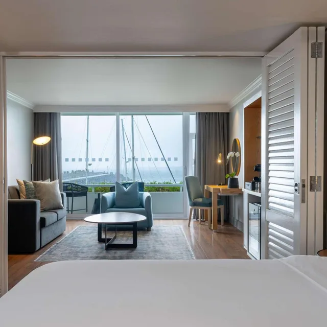 جناح جونيور بإطلالة على البحر بشرفة، Radisson Collection Hotel, Waterfront Cape Town 4/7