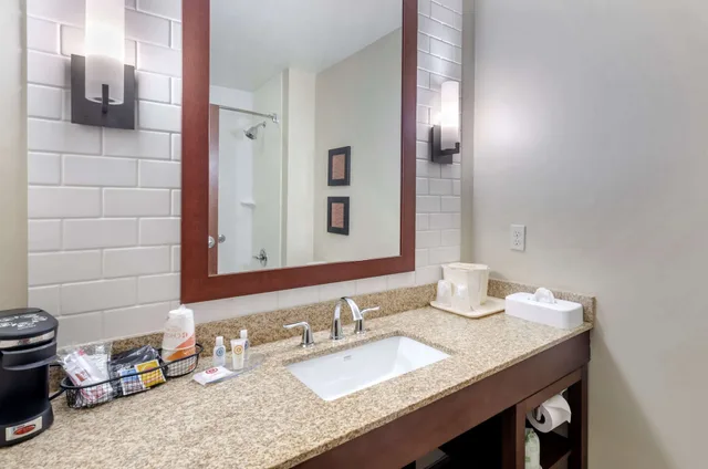 غرفة ديلوكس بسرير كينج، Comfort Inn & Suites Lynchburg Airport - University Area 7/10