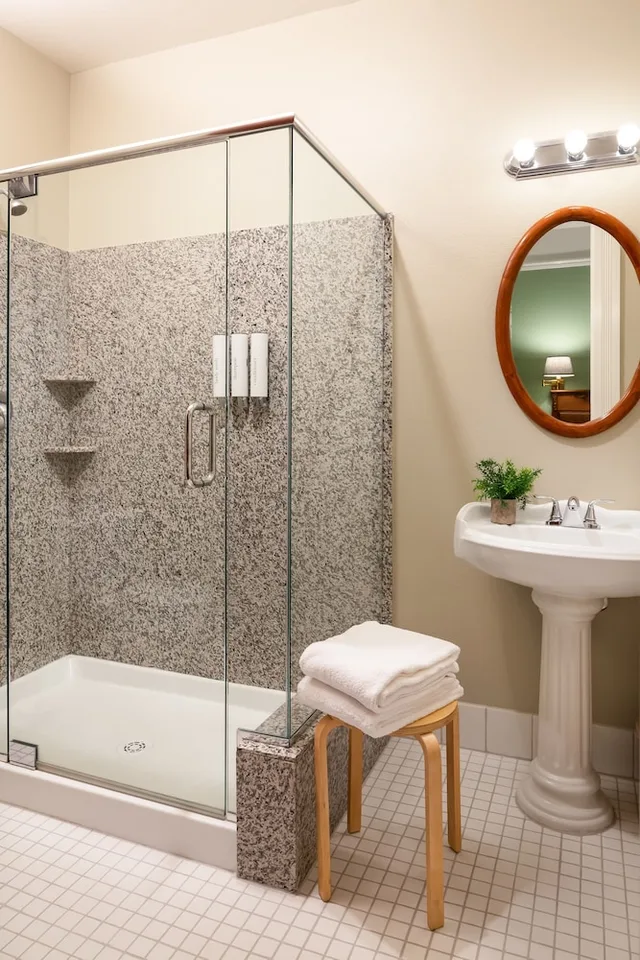 غرفة سوبيريور بسرير كوين بشرفة، Garden Street Inn 2/2