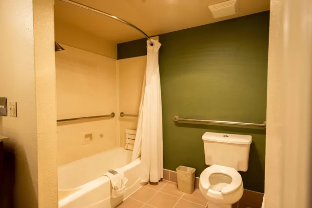 غرفة بسرير كينج لذوي الإعاقة، SureStay Plus Hotel by Best Western San Jose Central City 2/2