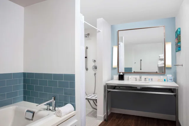 جناح بسرير كينج بشرفة بغرفة نوم واحدة لذوي الإعاقة، Hilton Garden Inn Mobile Downtown 5/5