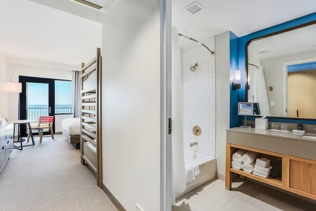 Room, King Bed, Bunk Bed, Gulf Front, Bathtub، The Lodge At Gulf State Park A Hilton Hotel 10/10