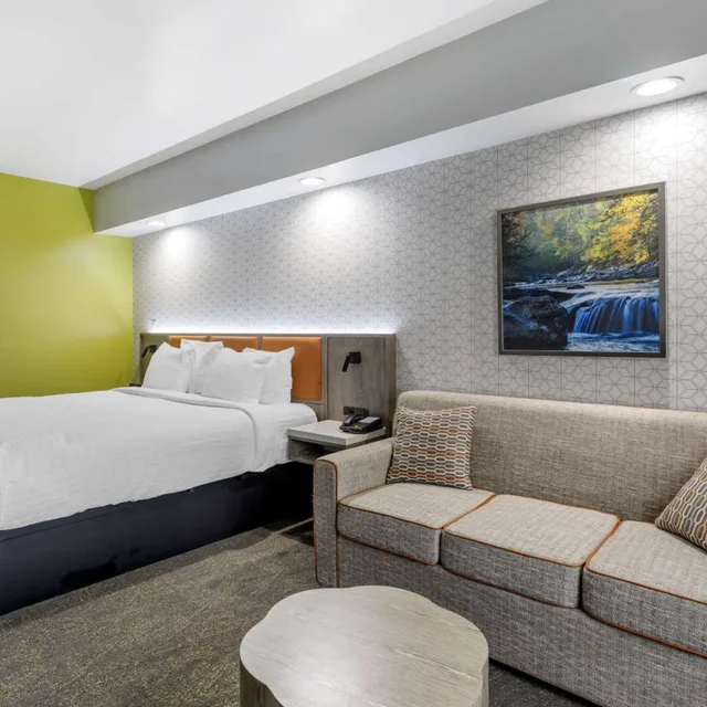جناح بسرير كينج بشرفة مع أريكة، Best Western Plus Apple Valley Lodge Pigeon Forge 2/5