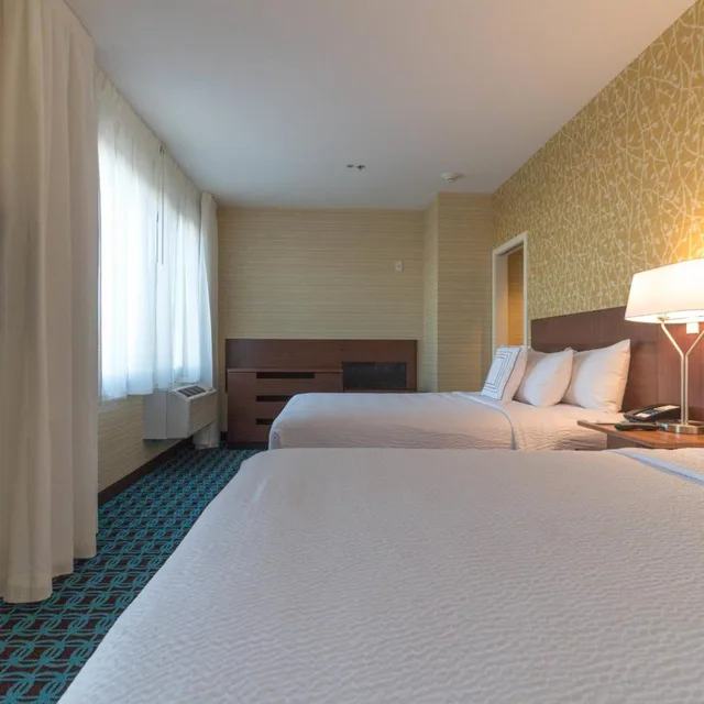 جناح بسرير كوين بغرفة نوم واحدة مع أريكة، Fairfield Inn Suites Regina 2/3