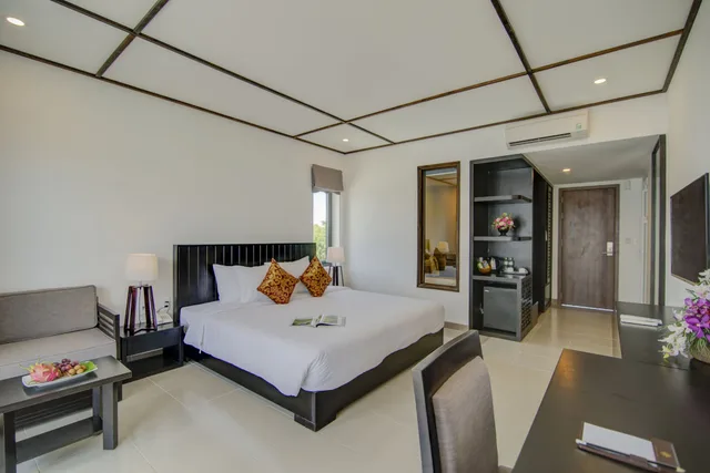 غرفة ديلوكس بسرير كينج بشرفة، White Lotus Hotel Hoian 2/8