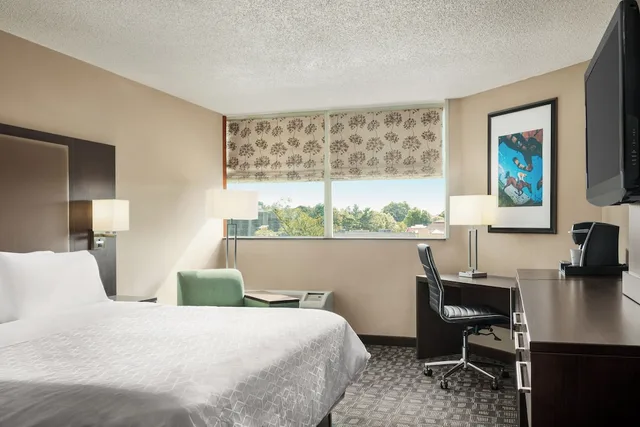 غرفة قياسية بسرير كينج، Holiday Inn Louisville East - Hurstbourne 1/6