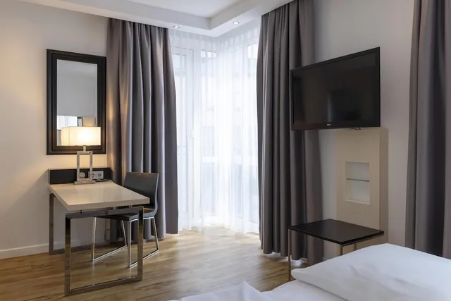 Superior, Twin Beds, Balcony, Scandic Berlin Kurfurstendamm 6/10