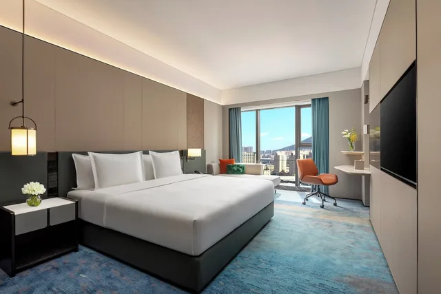 غرفة قياسية بسرير كينج مع دخول صالة النادي، Crowne Plaza Dalian Kerren by IHG 1/4