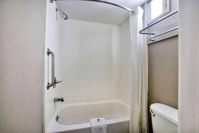 جناح ديلوكس بسرير كينج بجاكوزي للمدخنين، Motel6 Jackson, MS - Southwest 9/9