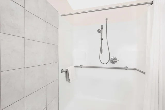 غرفة بسرير كوين بحوض استحمام لذوي الإعاقة، Microtel Inn & Suites By Wyndham Colfax/Newton 5/7