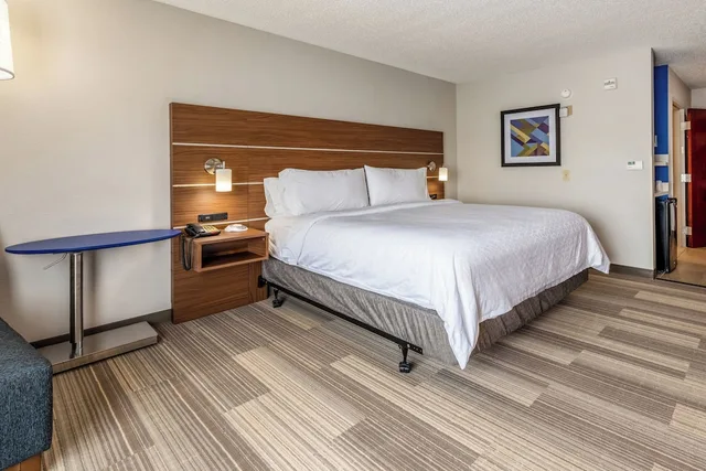 Standard, King Bed, Accessible, Holiday Inn Express Hotel And Suites Statesville 1/8