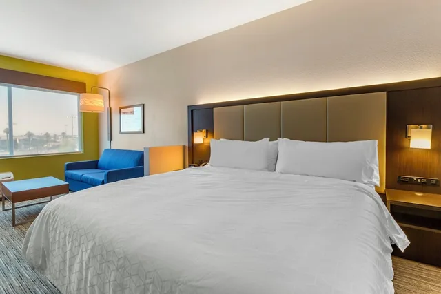 جناح بسرير كينج بمنطقة جلوس، Holiday Inn Express Suites Phoenix Dwtn State Capitol 1/6