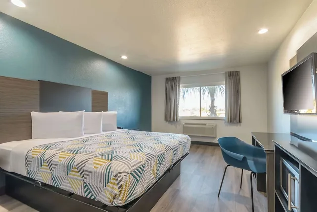 جناح بسرير كينج لذوي الإعاقة، Studio6 Suites Perris, CA 2/8