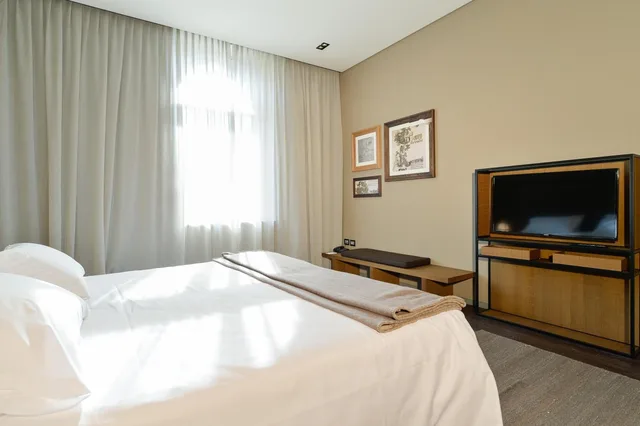 جناح جونيور، Grand Hotel Billia 4/10