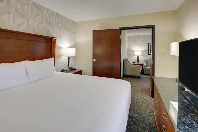 جناح بسرير كينج بغرفتين مع أريكة لذوي الإعاقة، Drury Inn & Suites Charlotte University Place 2/3
