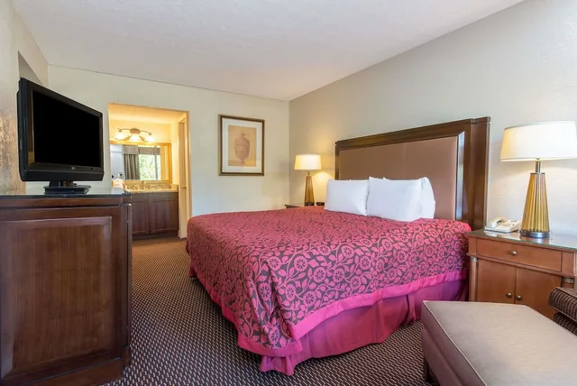 غرفة قياسية بسرير كينج، Days Inn & Suites By Wyndham Dayton North 4/5