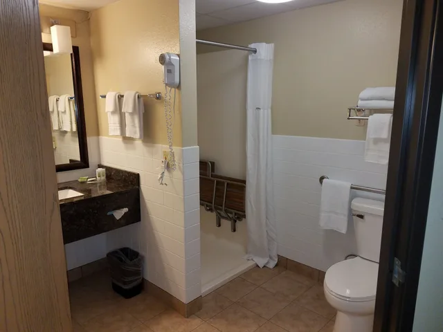 غرفة بسرير كوين لذوي الإعاقة، Americinn By Wyndham Menomonie 2/2