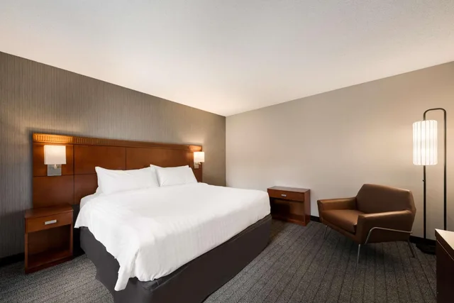 1 Bedroom, Suite, King Bed, Sofa, Bathtub, Accessible, Sonesta Select San Jose Airport 2/3