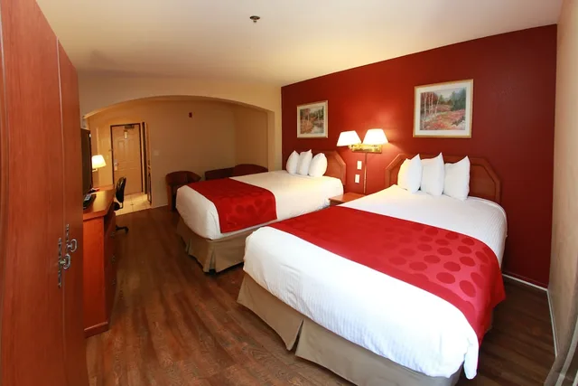 Deluxe, 2 Queen Beds, Ramada By Wyndham Fresno Northwest 6/10