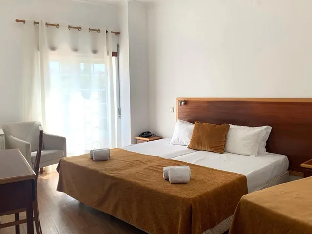 غرفة بسرير مزدوج أو سريرين منفصلين مع سرير إضافي، HOTEL LOURO 5/6